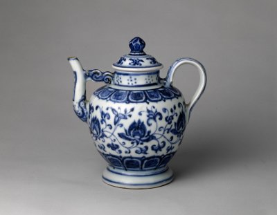 图片[1]-Blue and white vase with tangled branches and lotus patterns-China Archive